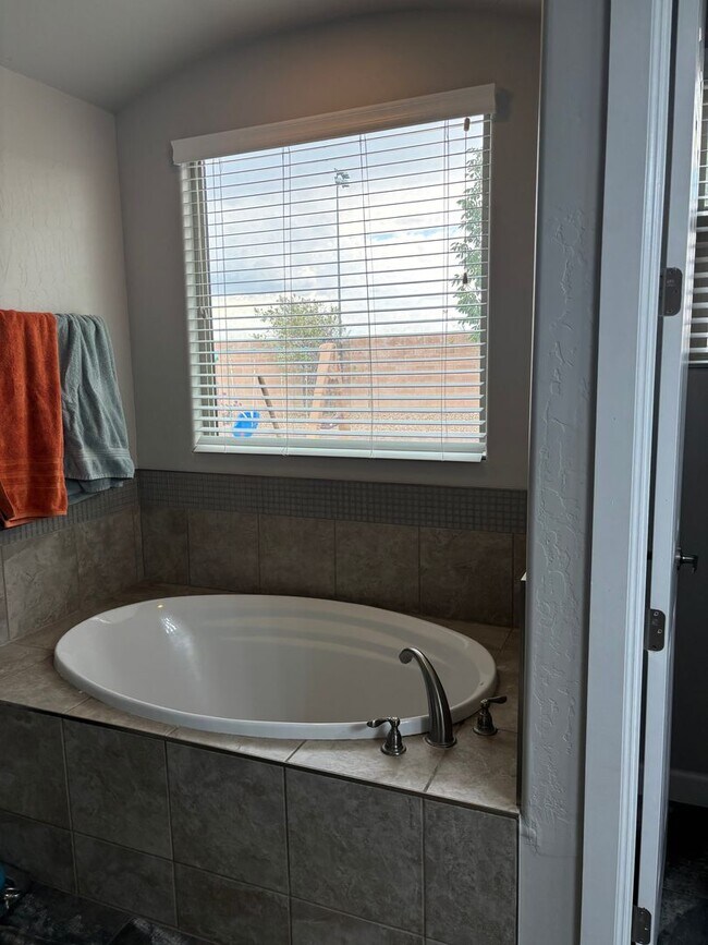 Building Photo - Charming 4 Bedroom 2.5 bath house in a Gat...