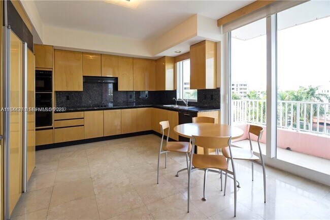 Building Photo - 785 Crandon Blvd