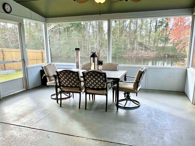 Building Photo - Charming 3-Bedroom Home with Modern Upgrad...