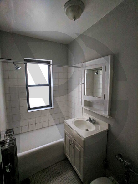 Building Photo - 4647 N Paulina St