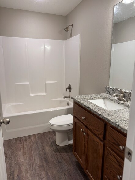 Building Photo - 919-921 W Stewart St