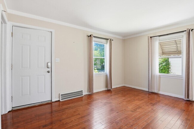 Building Photo - 3432 Woodside St