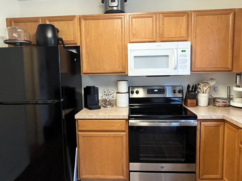 Building Photo - 390 Cherry St