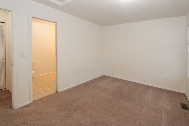 Building Photo - FEELS LIKE HOME! 2BD CONDO with MOUNTAIN VIEWS - Security Deposit Waiver Available