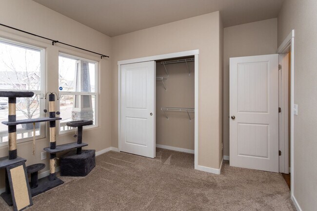 Building Photo - Beautiful Home with Stunning Views!