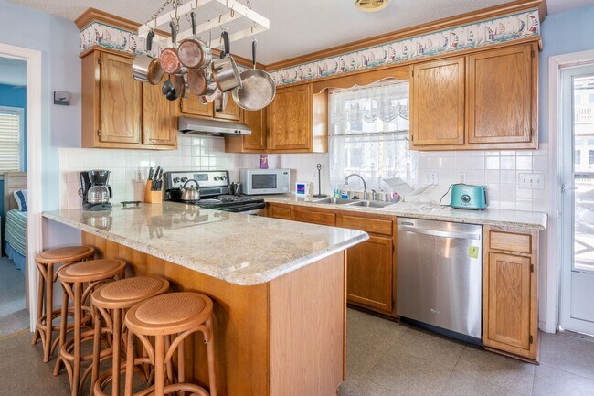 Building Photo - FURNISHED OFF-SEASON MONTHLY RENTAL-STARTI...