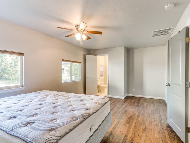 Building Photo - 703 Dakota St