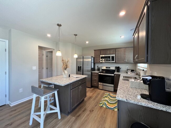 Building Photo - Great Neighborhood home with Pool and workout facility