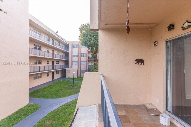 Building Photo - 13715 Kendale Lakes Cir