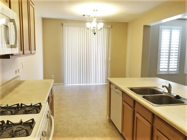 Building Photo - Beautiful 4 Bedroom / 2 Bath, in North Pho...