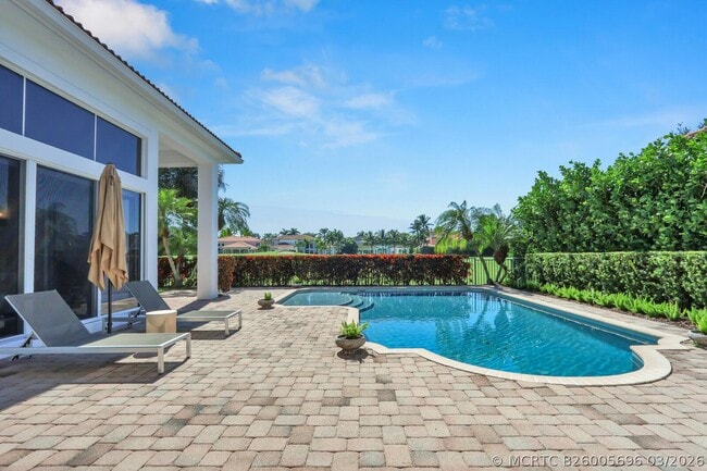 Building Photo - 528 Les Jardin Dr