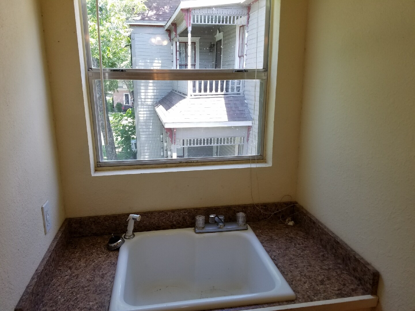 Building Photo - 619 Washburn St