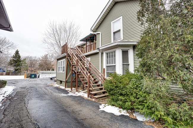 Building Photo - 426 N Lake St