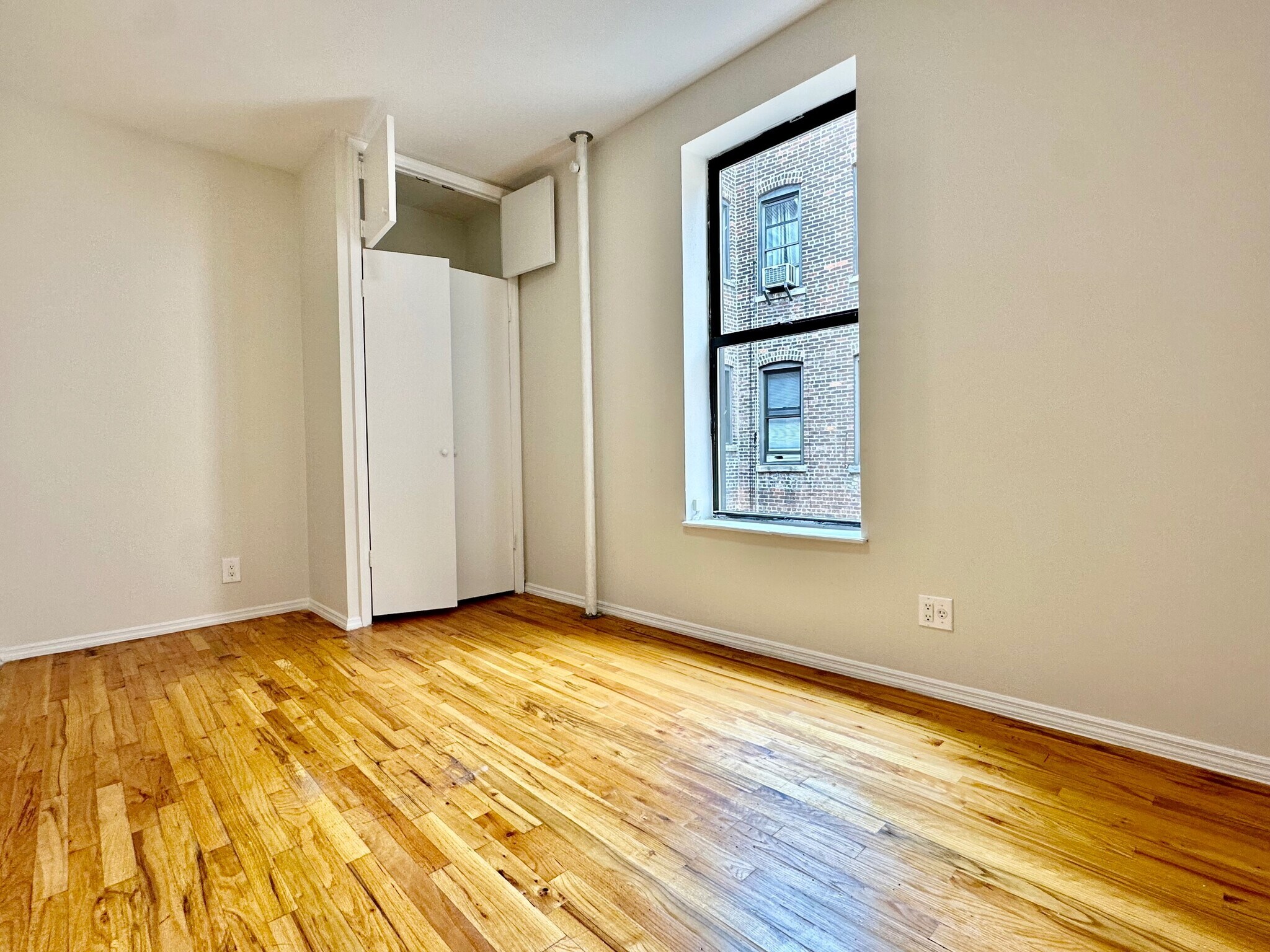 Building Photo - 209 W 108th St