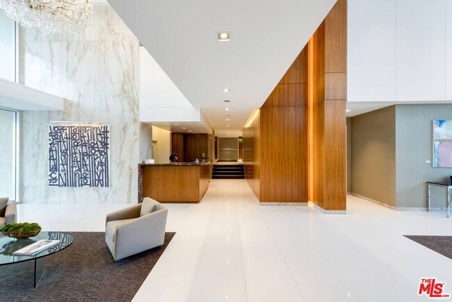 Building Photo - 838 N Doheny Dr