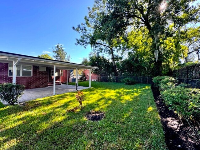 Building Photo - Immaculate, fully remodeled home in the hi...