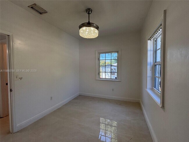 Building Photo - 521 NW 48th St