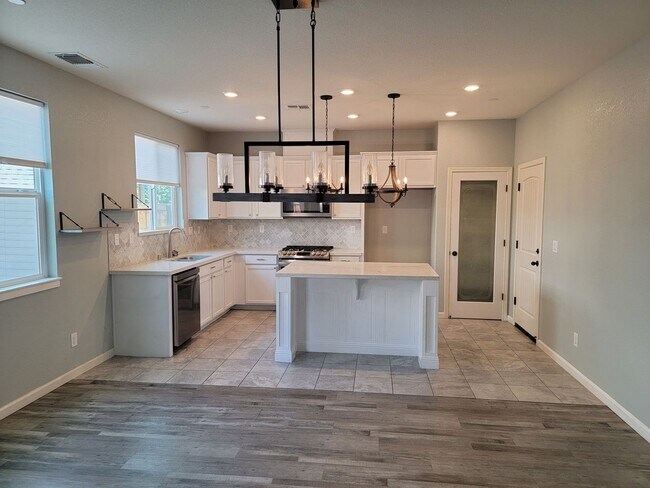 Building Photo - Beautiful 3 Bedroom 2.5 bath Home