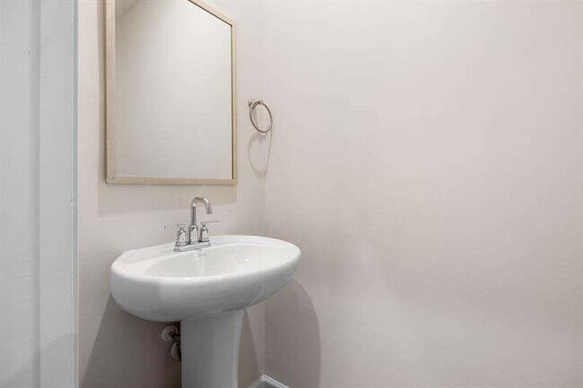 Building Photo - 1070 Sunny Lk Dr