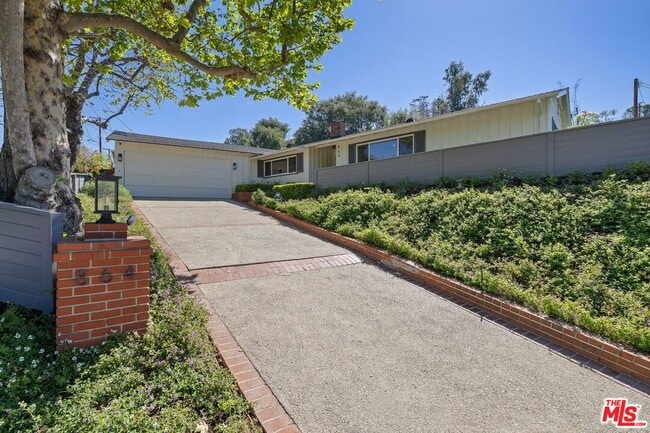 Building Photo - 864 Bienveneda Ave