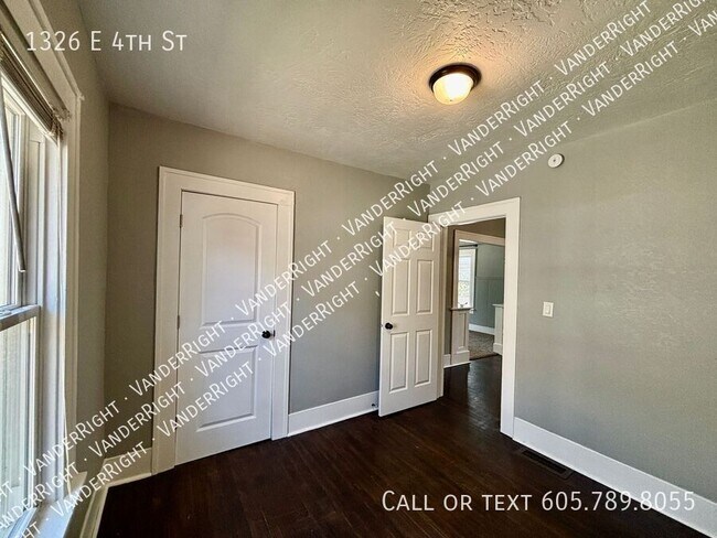 Building Photo - 1326 E 4th St