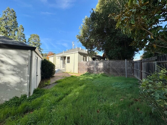 Building Photo - Spacious and Updated 1 Bedroom, 1 Bathroom...