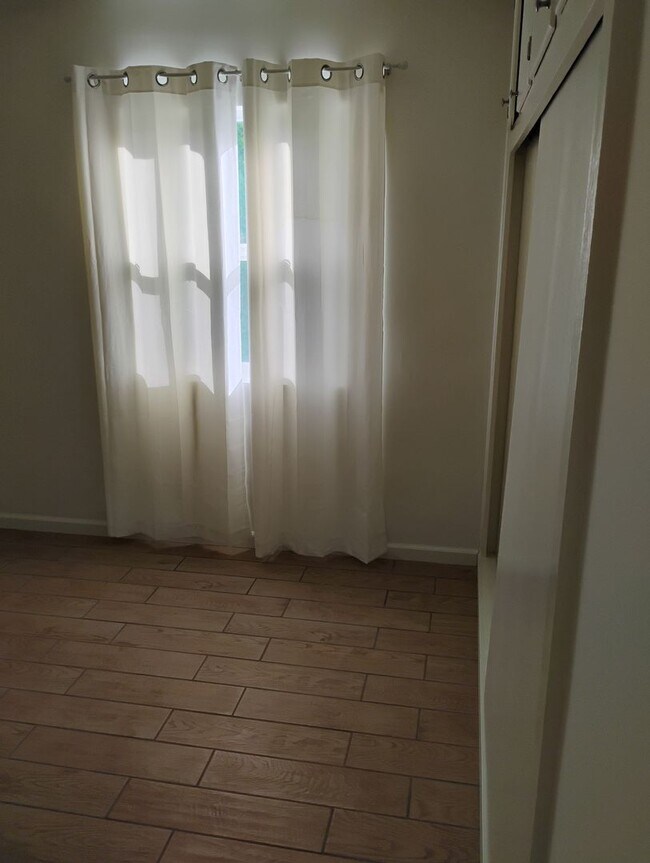 Building Photo - 18924-18934 Gault Street