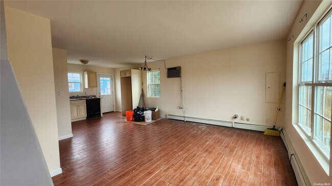 Building Photo - 77 Laurelton Dr