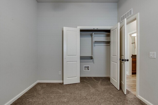 Building Photo - Luxury living in gated Valencia