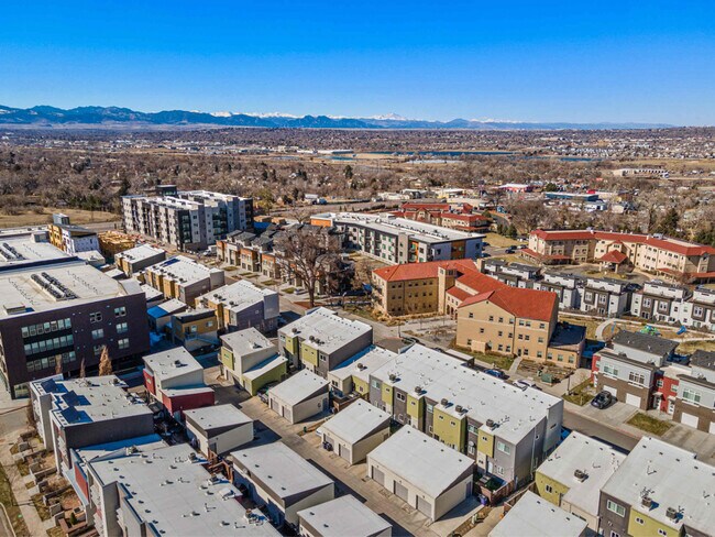 Building Photo - 2824 W Parkside Pl