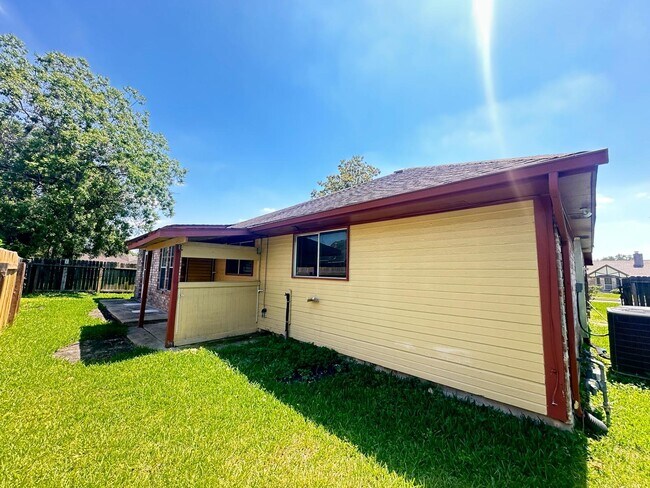 Building Photo - 219 Kings Ct