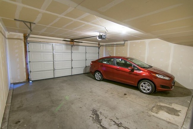 Building Photo - Amazing Townhome in Edgewater Community