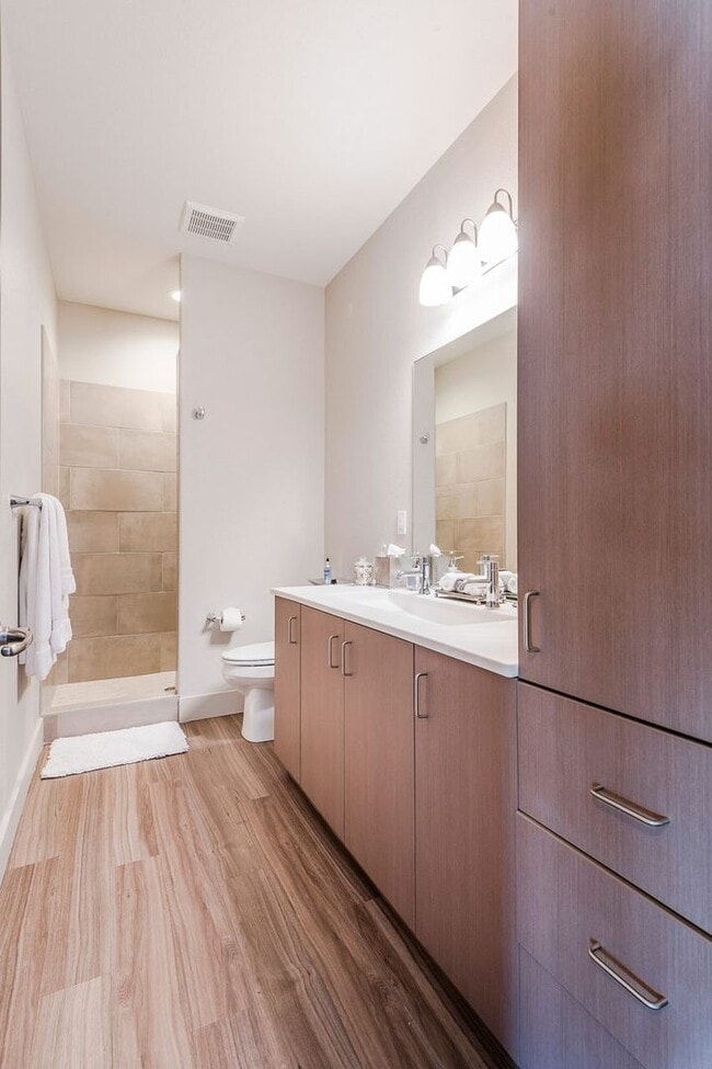 Building Photo - Luxury Townhome on West Side!