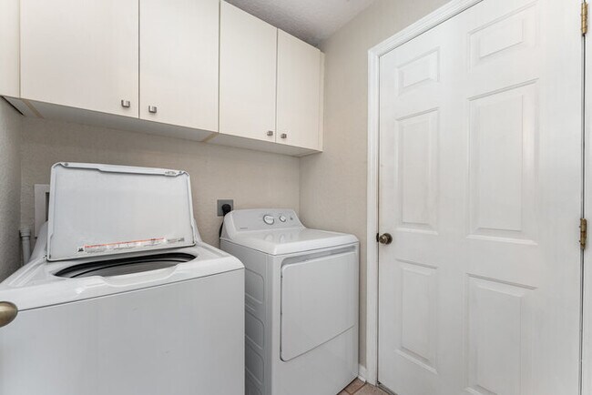 Building Photo - Home For Rent in Rivercrest!