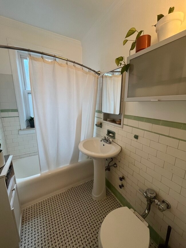 Building Photo - 1453 W Elmdale Ave