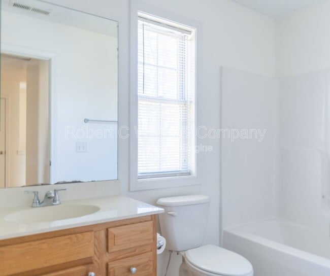 Building Photo - 10 Winthrop Dr