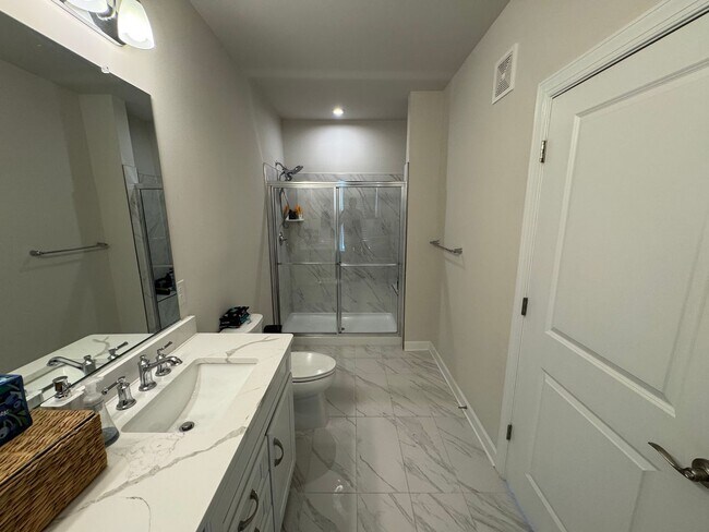 Building Photo - Stylish 2 Bed 2 Bath Condo With Den & Balc...