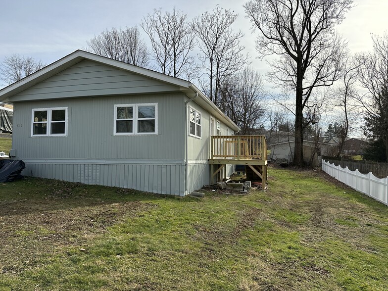 Building Photo - 815 Shaffer Ln