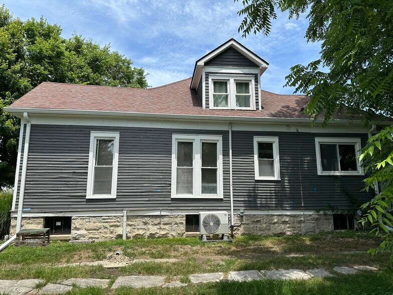 Building Photo - 609 S Walnut St