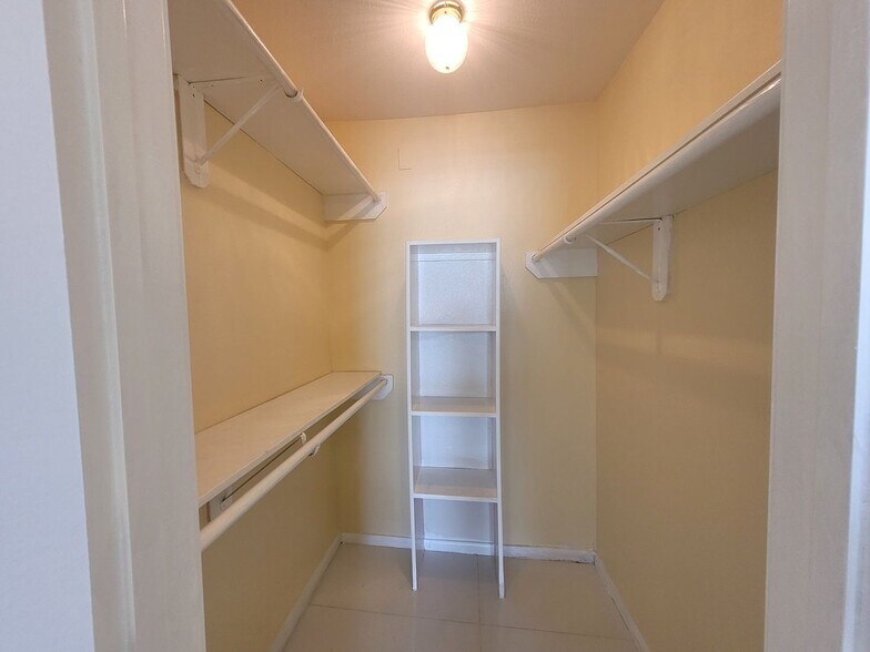 Building Photo - 2824 S Bartell Dr