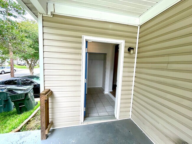 Building Photo - Charming 5-Bedroom Home with Fenced Yard i...