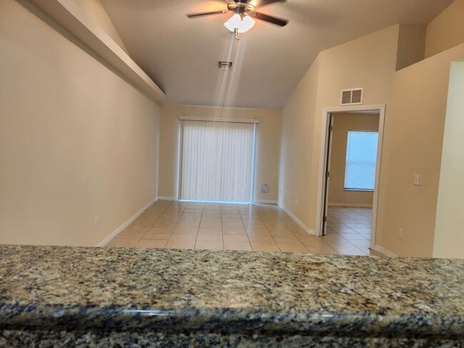 Building Photo - Nice, Clean 3 Bedroom, 2 Bathroom Duplex w...