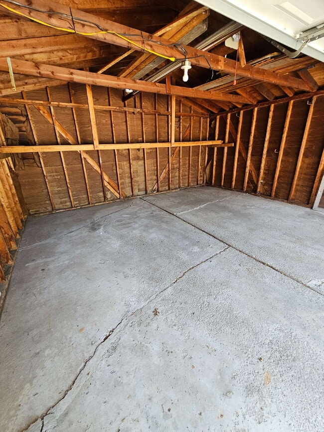 Building Photo - 2 Bedroom, 2 Bath Duplex, Huge Basement with 2-Car Garage – St. Clair Shores