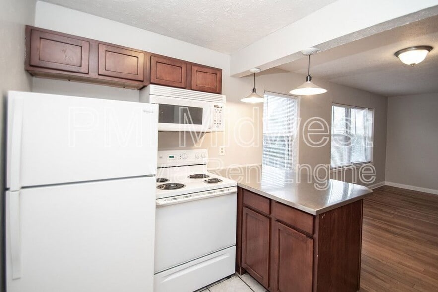 Building Photo - 146 E 19th St