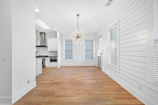 Building Photo - 523 Irwin St NE