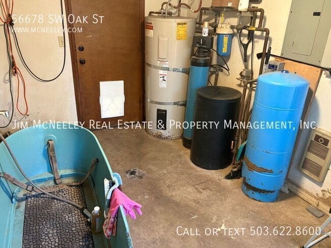 Building Photo - 56678 SW Oak St