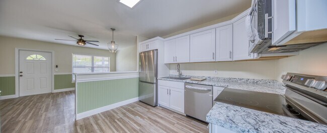 Building Photo - 241 NE 40th Ct