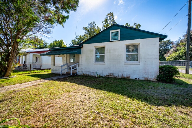 Building Photo - 1602 Wambolt St