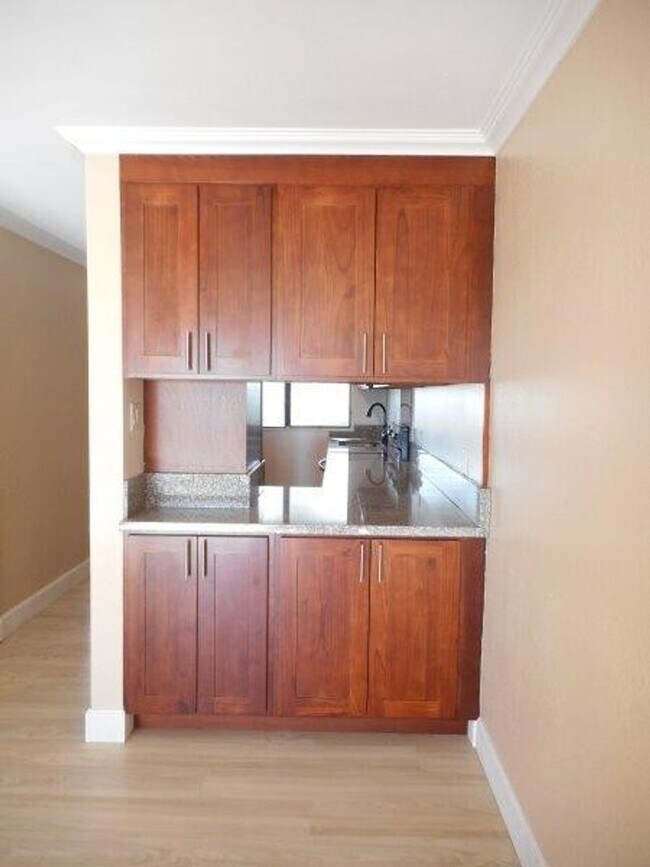 Building Photo - Pearl Horizon Split-Level Townhouse 2 bedrooms, 1.5 bath with 2 parking stalls