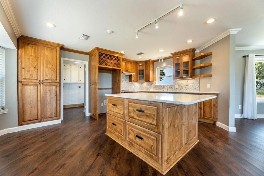 Building Photo - 6200 N Interstate 45 Service Rd